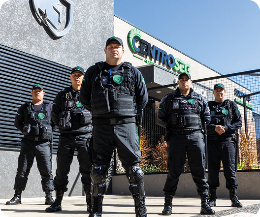 Equipe própria da CentroSeg em frente à sede da empresa